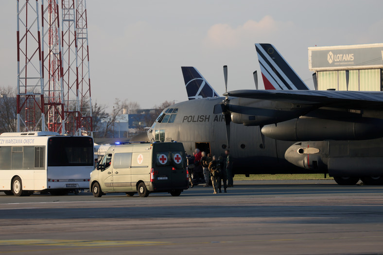 Polacy ewakuowani z Gazy na lotnisku w Warszawie 13 listopada 2023 r.