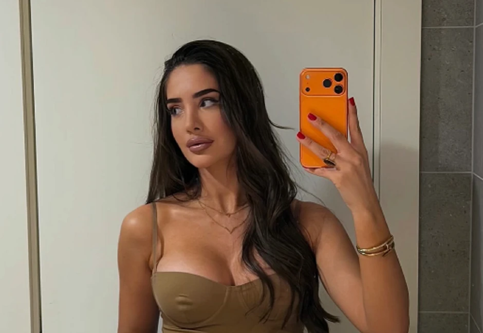 Anđela Đuričić se pomirila sa Gastozom i snima se u uskom i kratkom u WC-u