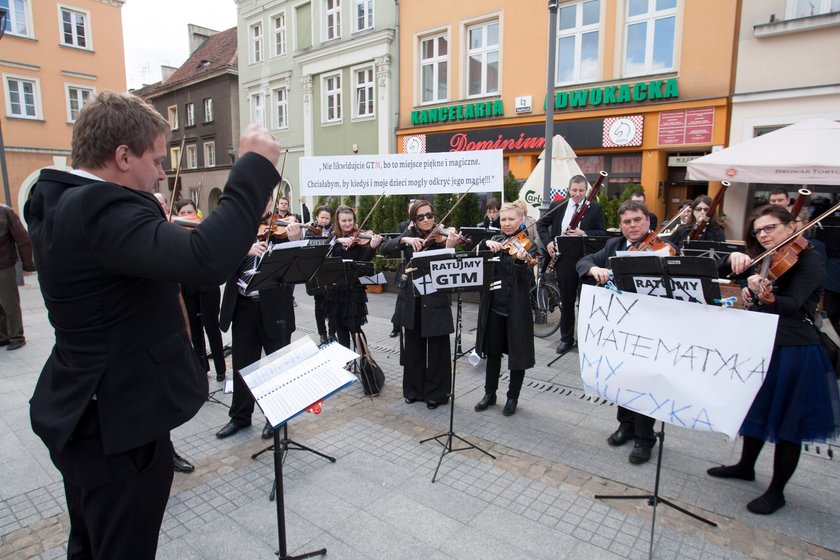 Pikieta artystów w obronie Gliwickiego Teatru Muzycznego