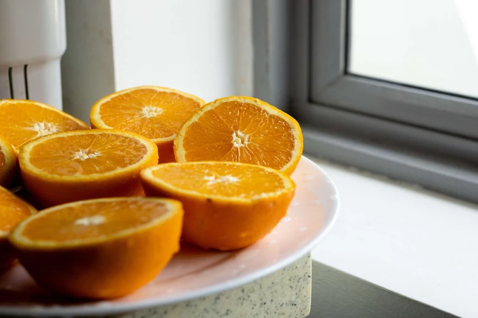 Pomorandže pored prozora