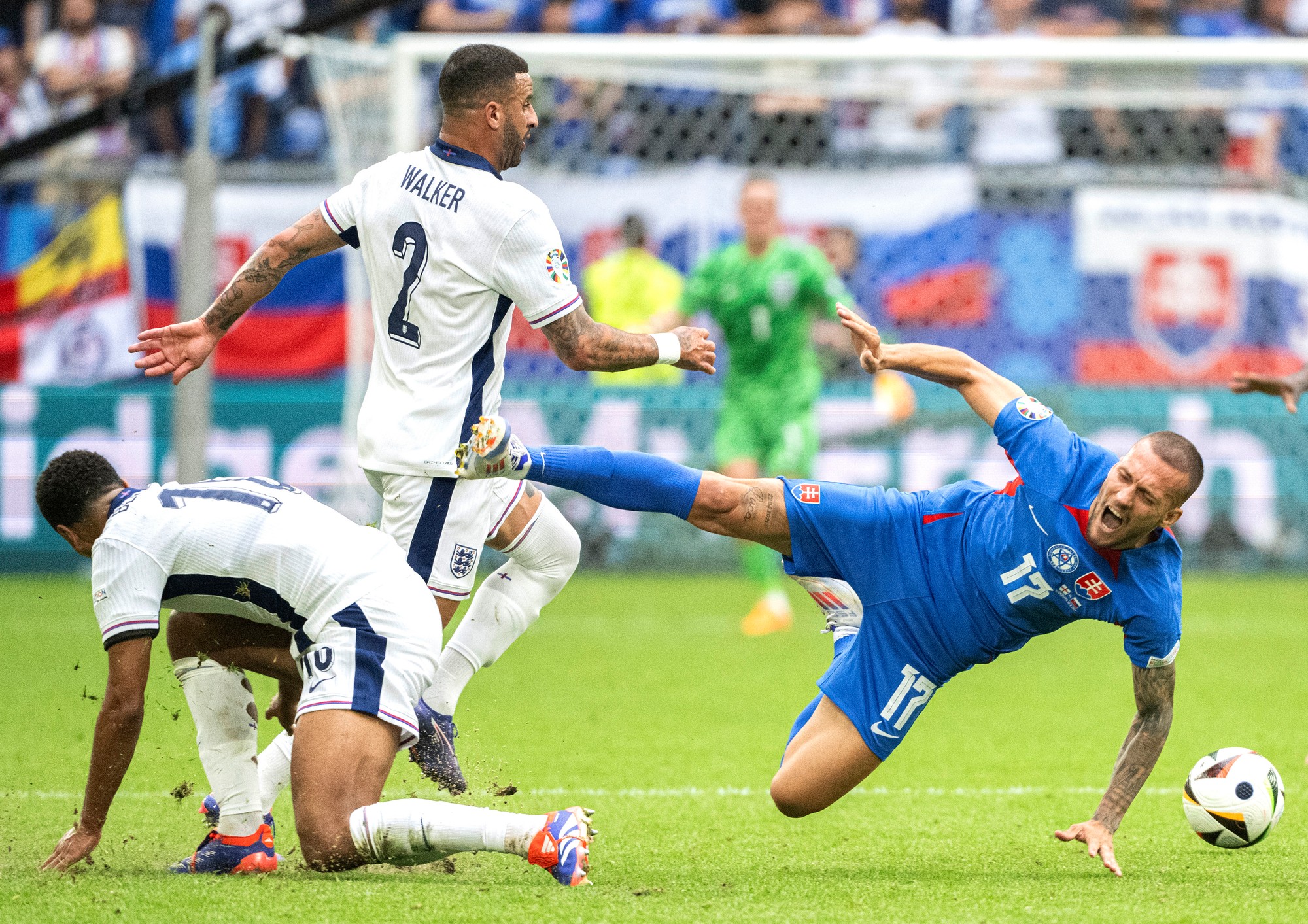 Lukáš Haraslín (Slovensko) a Kyle Walker (Anglicko).