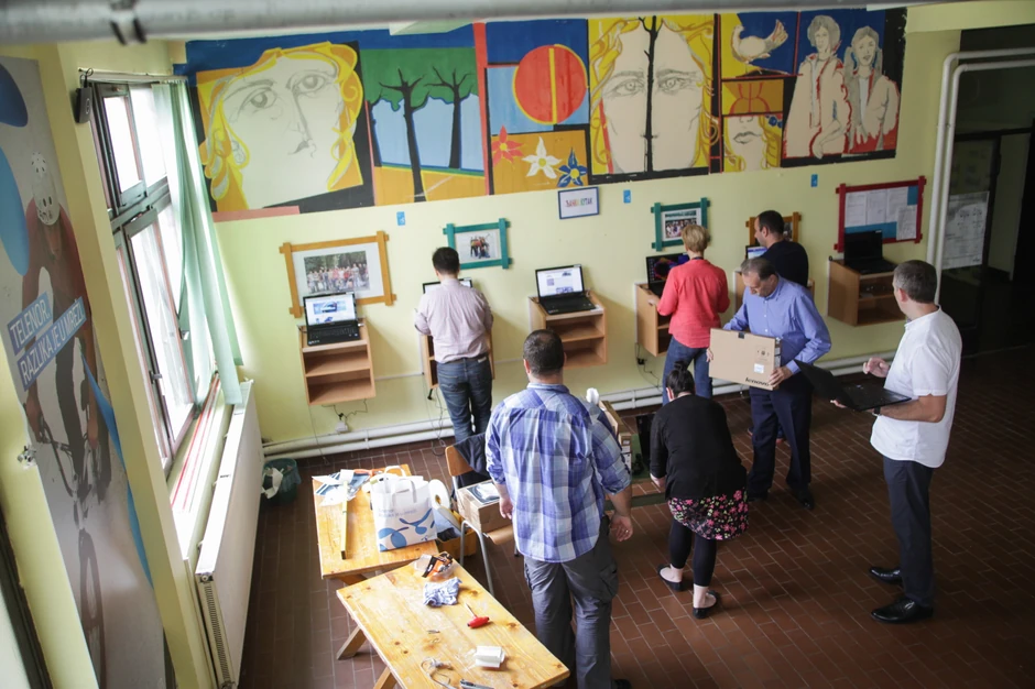 Zaposleni u Telenoru pomažu opremanje škole