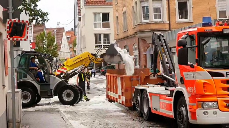 Pług śnieżny zbierający grad na ulicach Reutlingen w południowych Niemczech, po tym, jak miasto nawiedziła silna burza gradowa, 4 sierpnia 2023 r.