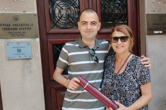 SIN BILJE JEVTIĆ I ACE ILIĆA ZAVRŠIO TEŽAK FAKULTET Pevačica se uslikala sa naslednikom, uzeo diplomu, puca od ponosa (FOTO)