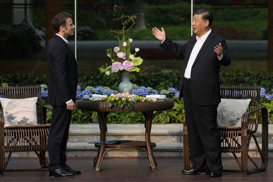 Przywódca Chin Xi Jinping (po prawej) i prezydent Francji Emmanuel Macron (po lewej) rozmawiają przed ceremonią parzenia herbaty w rezydencji gubernatora prowincji Guandong w Kantonie, 7 kwietnia 2023 r.