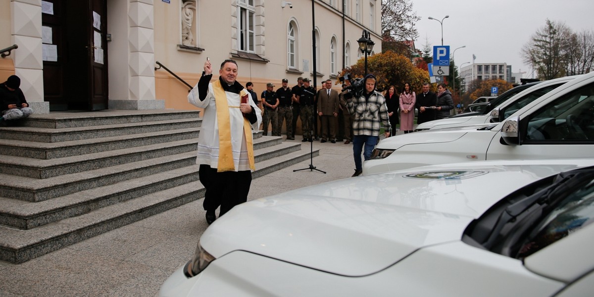 Państwowa Straż Rybacka dostała trzy nowiutkie terenówki. Ksiądz już je poświęcił, mogą ruszać polować na kłusowników.