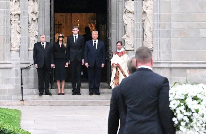 Donald Tramp sa Melanijom Tramp i njihovim sinom Baronom Trampom i Viktorom Knavsom na sahrani Amalije Knavs