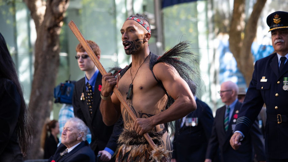 Maoryski wojownik w tradycyjnym stroju prowadzi nowozelandzkich weteranów w paradzie Anzac Day, święcie narodowym Australii, upamiętniającym ofiary wojen. 25 kwietnia 2021 r., Sydney, Australia