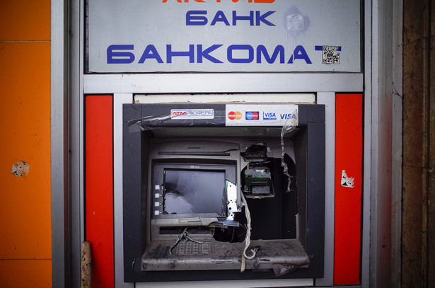 Ukraina: zniszczony bankomat na jednej z ulic w Kijowie