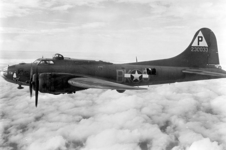 Boeing B-17F nr ser. 42-30033 należący do 384. Grupy Bombowej.