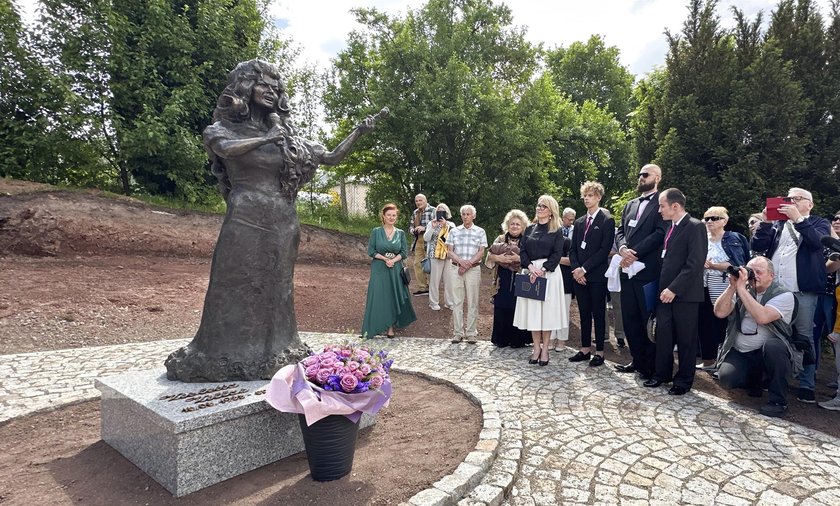 Odsłonięcie Violetty Villas w Lewinie Kłodzkim.