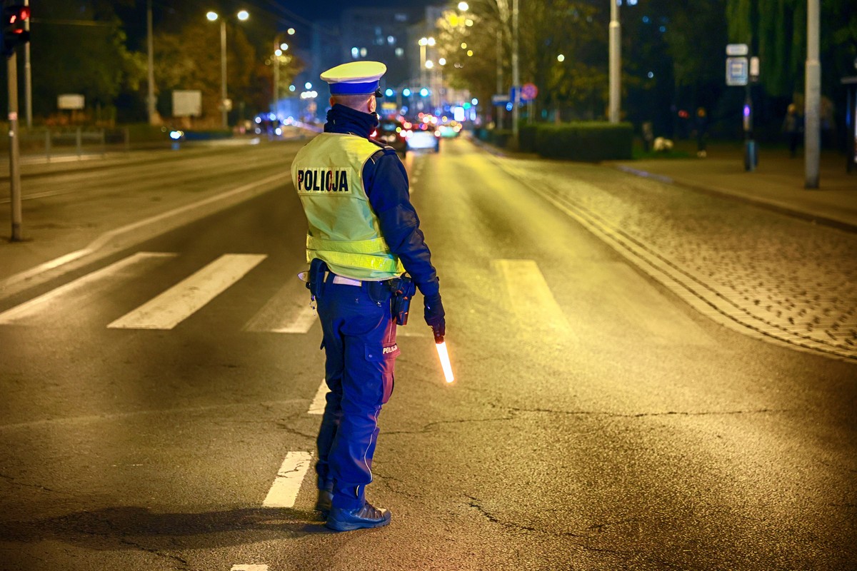 Zaufanie Polaków do policji i straży miejskiej spada [SONDAŻ]