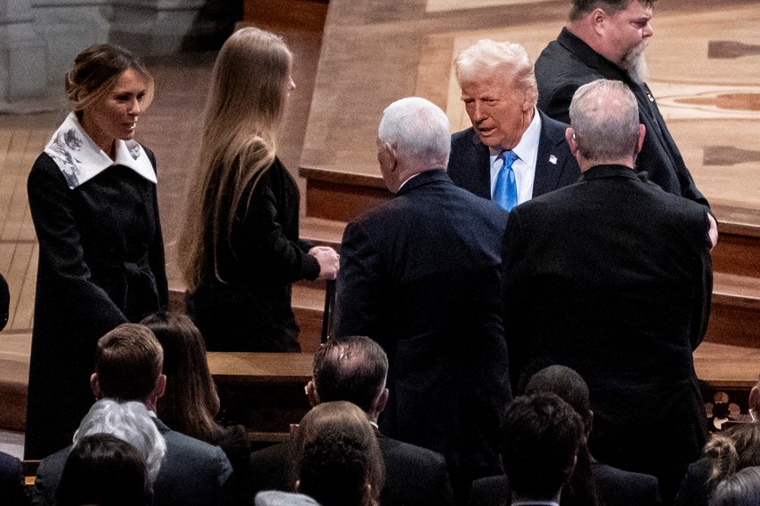 Majk Pen i Donald Tramp na sahrani bivšeg predsednika SAD Džimija Kartera