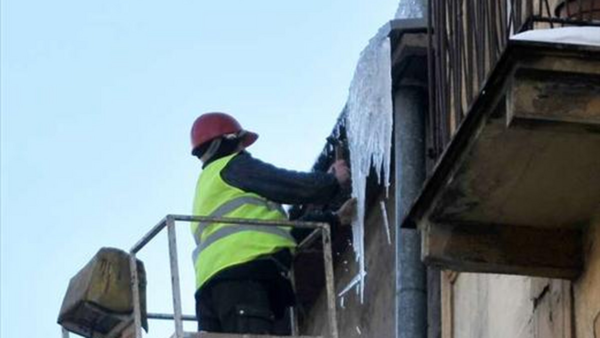 Zalegający na dachach śnieg i zwisające sople lodu powodują w mieszkaniach łodzian niemałe szkody. Woda cieknie po ścianach i kapie ludziom z sufitów na głowę.