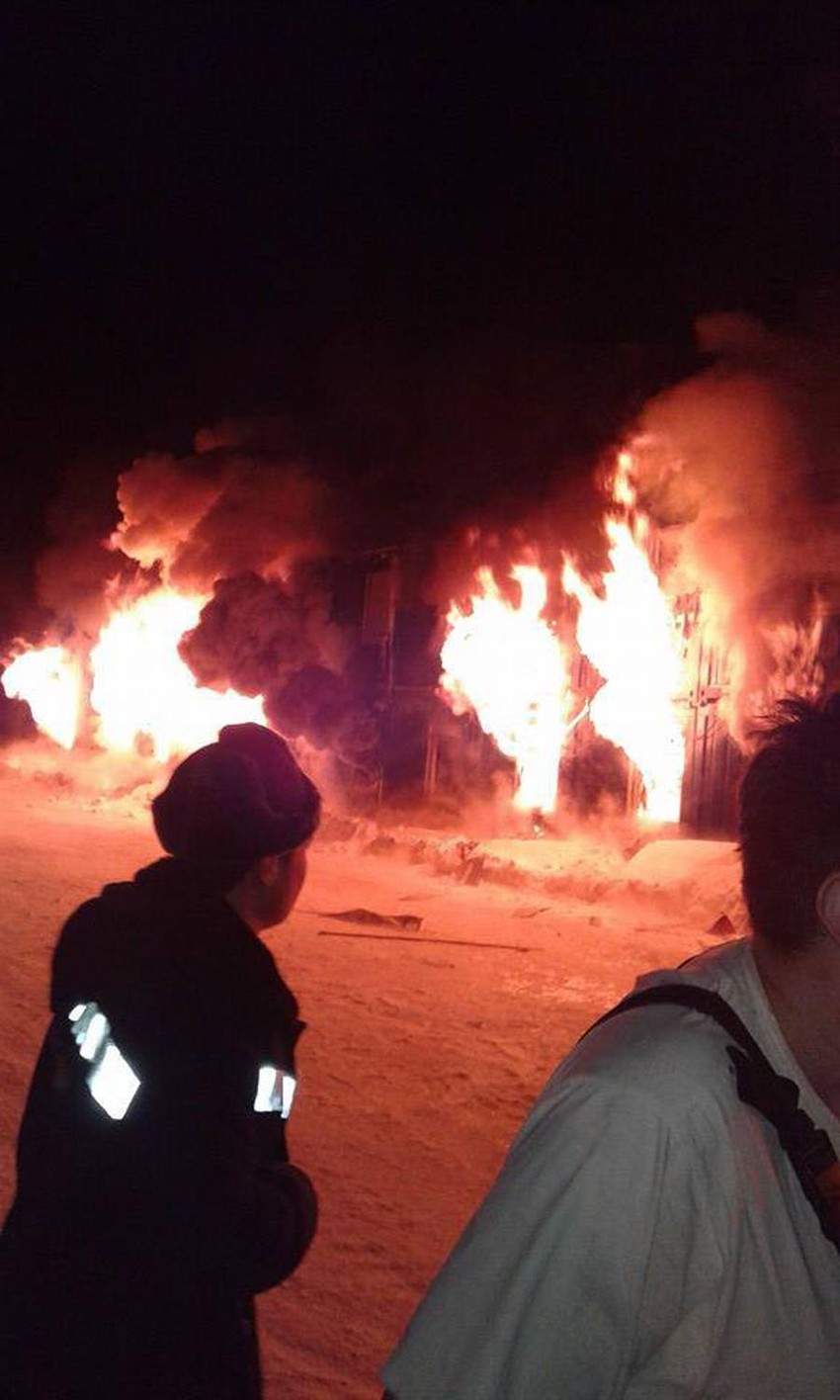 Vatra je izbila u barakama u kojima spavaju radnici (FOTO: Srđan Milosavljević)