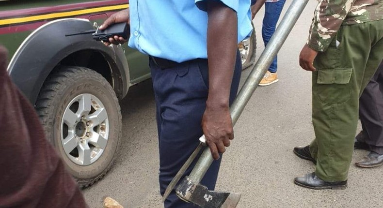 Police handle murder weapons used by Naftali Kinuthia to kill Ivy Wangechi (Twitter)