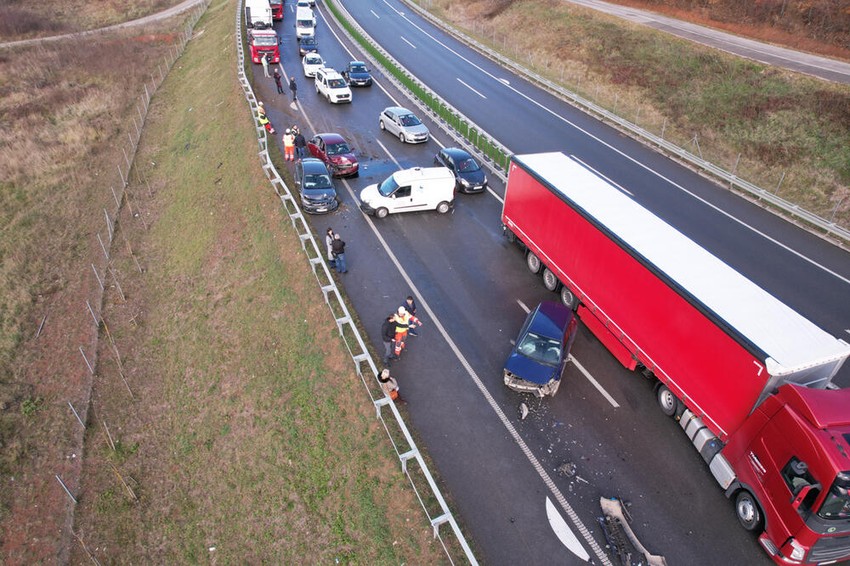 Pet osoba je povređeno u lančanom sudaru na auto-putu "Miloš Veliki"
