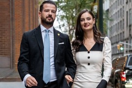 Milena Milatović ZASENILA dosadno odelo Melanije Tramp RETRO HALJINOM u stilu Džeki O: "Trampovi izgledaju kao VOŠTANE FIGURE, dok crnogorski par pozira pored njih"