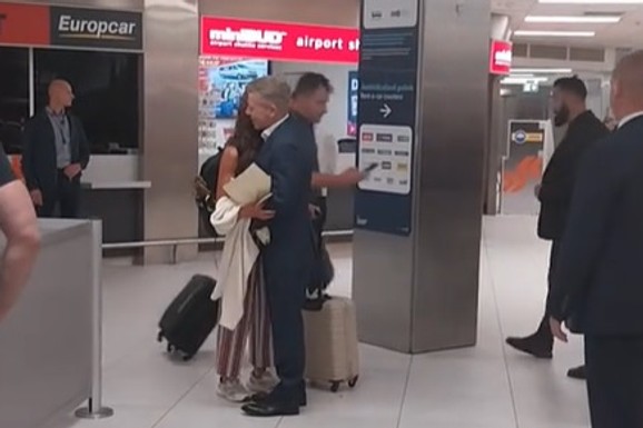 OVO JE DEVOJKA PETERA MAĐARA Uhvaćen na aerodromu sa buketom cveća, a onda se pojavila i ona: "I dalje je pored mene" (VIDEO)