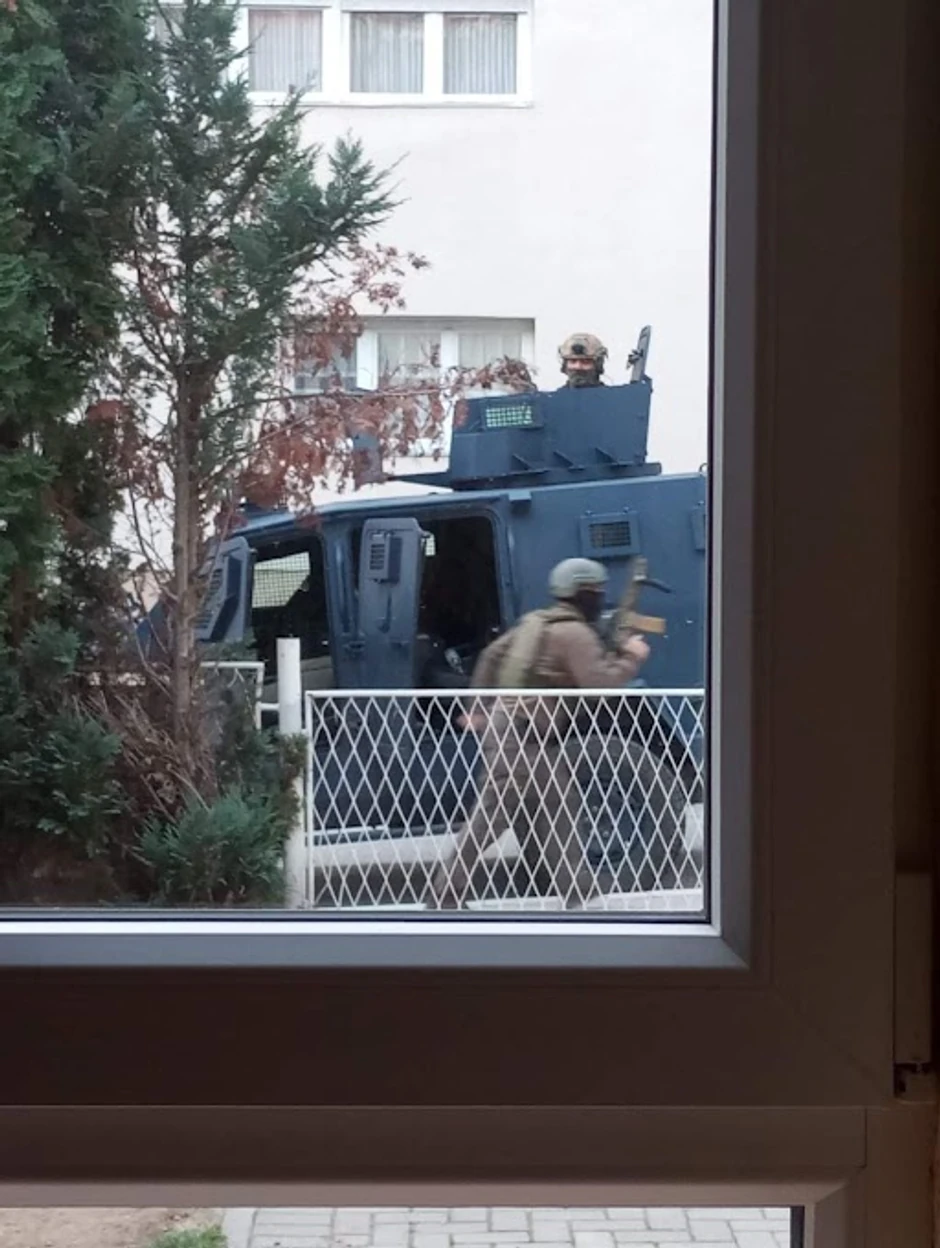 Kosovska policija ispred vrtića u Kosovskoj Mitrovici