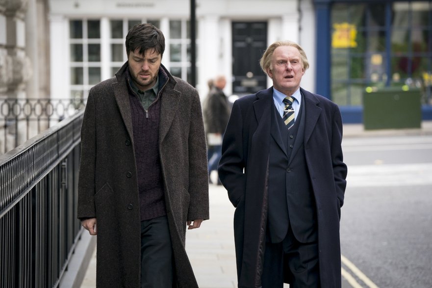 Tom Burke i Robert Glenister w serialu "Cormoran Strike: Zabójcza biel"