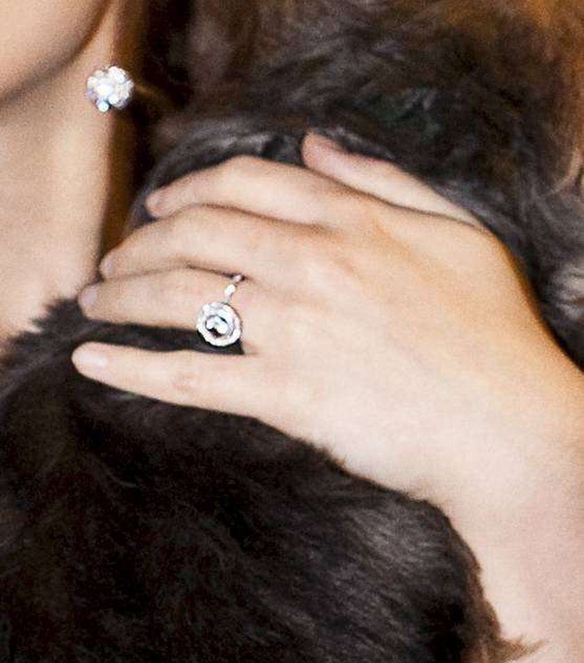 Oto jej zaręczynowy pierścień. Ładny?
