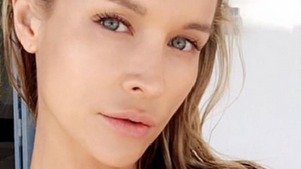 Joanna Krupa doczekała się upragnionych wakacji. Celebrytka odpoczywa na greckiej wyspie Mykonos. Joanna rajskim odpoczynkiem chwali się na Instagramie. Chętnie pokazuje się również bez makijażu. Jak wygląda?