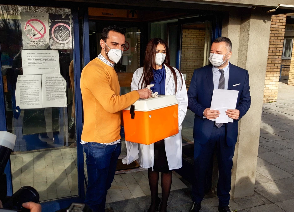 Vakcine stigle u Novi Sad: Slavica Škrbić, direktorka Gerontološkog centra Novi Sad sa kolegama