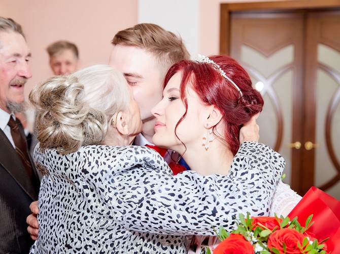 Cela Srbija nezaustavljivo plače zbog mlade: "Kad je stigla na red koverta od dede, reka suza je potekla" / Ilustracija