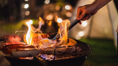 Najdroższa kiełbasa w życiu. Policja przerwała nietypowe grillowanie w Ełku