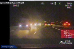 Starszy pan jechał S8 pod prąd. Zwolnił tylko by ominąć policję. WIDEO