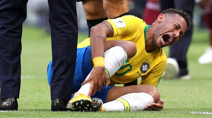Miután ellenfele 
megtaposta 
Neymart, a brazil 
teátrális szenve-
désbe kezdett /Fotó: GettyImages