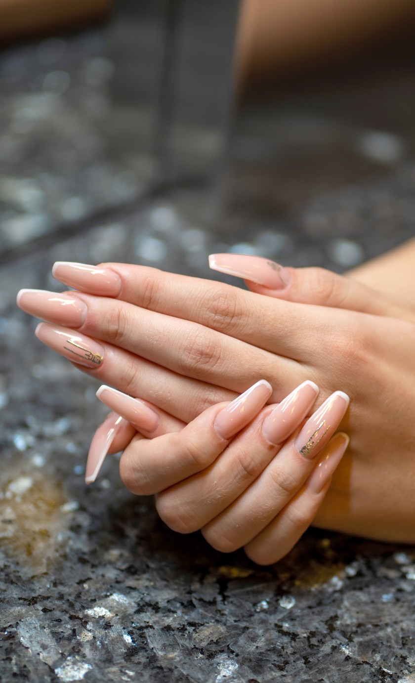 Gina Karpf montre un design dans des tons nude sur l’une de ses clientes. 