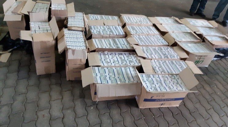 A csempész 12 000 doboz magyar adó- és zárjegy nélküli cigarettát vitt magával a kocsijában / Fotó: Police.hu