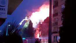 Hatalmas lángokkal égett a nagykátai katolikus iskola – Videók a helyszínről