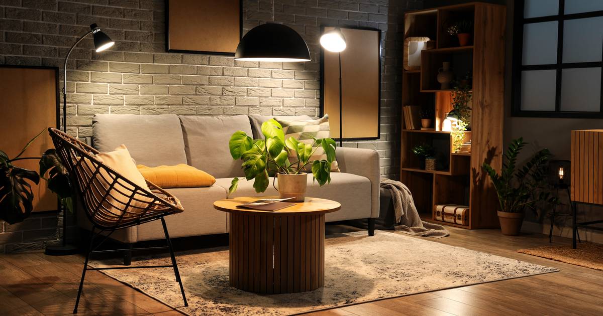Projektanci wnętrz są zgodni: szara sofa odchodzi do lamusa. Teraz rządzą te kolory