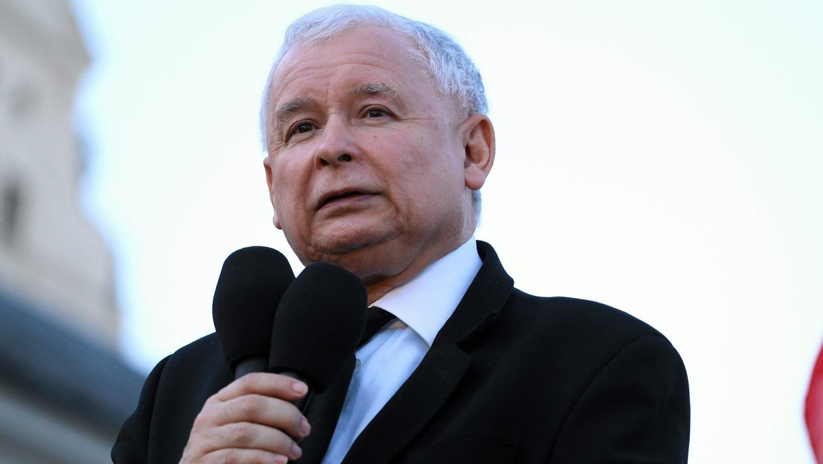 Jarosław Kaczyński złożył kwiaty pod pomnikiem Rzezi Wołyńskiej w Warszawie. Podczas krótkiego przemówienia przypomniał o okrucieństwie, do jakiego doszło 73 lata temu. - 11 lipca 1943 roku rozpoczęła się ludobójcza akcja przeciwko mieszkańcom Wołynia. Była prowadzona w sposób okrutny. Zbrodnia ta jest bez precedensu, jak chodzi o stopień okrucieństwa - powiedział prezes PiS. Wydarzenia z Wołynia nazwał ludobójstwem.