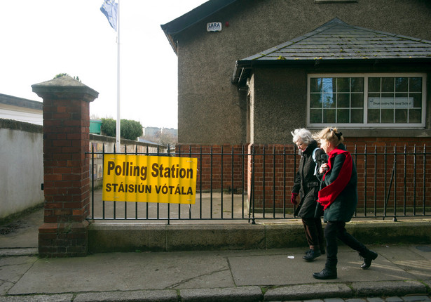 Irlandzkie rządy tworzone od 2008 r. przez obie największe partie zgadzały się co do tego, by Irlandia pozostała krajem ze zderegulowaną gospodarką, niskimi podatkami i szeroko otwartym rynkiem pracy i polityką imigracyjną