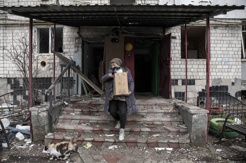 Kobieta zbiera rzeczy osobiste ze swojego mieszkania, które zostało zniszczone w wyniku ostrzału w miejscowości Borodzianka na obrzeżach Kijowa, Ukraina, 9 kwietnia 2023 r.