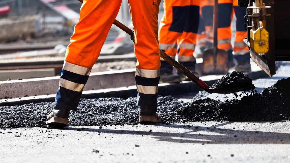 1,7 mln zł z budżetu województwa trafi do 27 podlaskich samorządów na remonty 35 km dróg dojazdowych do pól. Gminy dokładają drugie tyle. W urzędzie marszałkowskim podpisano umowy w tej sprawie.