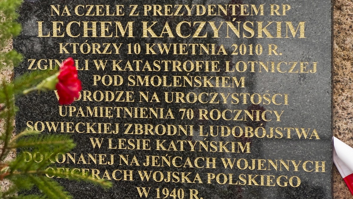 Niespodziewanie strona rosyjska tuż przed wizytą Pierwszej Damy Anny Komorowskiej wraz z rodzinami ofiar w Smoleńsku zmieniła tablice, przytwierdzone do kamienia pamięci. Jednak w nowy tekst wkradł się błąd - donosi specjalny wysłannik Onet.pl do Smoleńska.