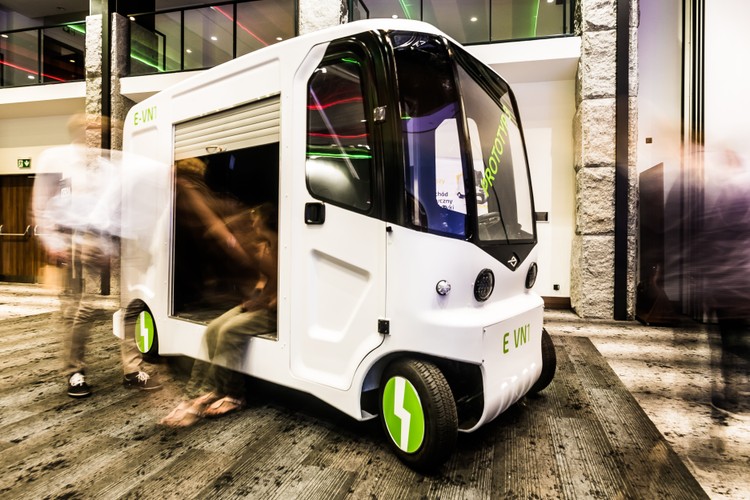 Samochód jest przy tym pojemny. Przestrzeń ładunkowa to ponad 4m3, w której można przewozić do 800 kg ciężaru. Dostęp do niej, w zależności od konfiguracji, znajduje się w centralnej bądź centralnej i tylnej części pojazdu. Szerokie dojścia o wymiarach 1480x2050 (środek) oraz 1000x2170 (tył) mogą być zamykane automatyczną szybką roletą.
<br>
E-VN1 w wersji podstawowej wyposażony jest w nowoczesne technologie takie jak: GPS, komputer pokładowy z telemetrią układu baterii, zdalną diagnostyką, możliwość zdalnego ograniczania prędkości oraz system nawigacji oparty na Google Maps. Komputer samochodu można podłączyć do systemu informatycznego klienta i systemów zarządzania flotą. Kierowca dysponuje innowacyjnym systemem kamer bocznych, kamerą cofania i lusterkami bocznymi z ekranem LCD, które zintegrowane są ze słupkiem bocznym.