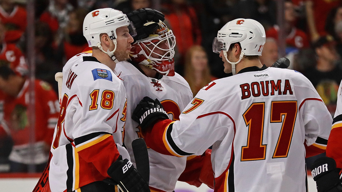 Calgary Flames są nowymi samodzielnymi rekordzistami NHL pod względem najdłuższej negatywnej passy w meczach wyjazdowych w stosunku do jednego rywala. Płomienie przegrały z Kaczorami z Anaheim po raz 24 z rzędu na ich terenie, tym razem 1:4.