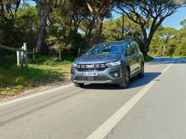 Dacia Jogger Hybrid. Już wiemy, jak jeździ pierwsza hybryda marki