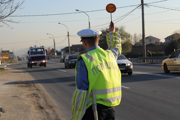 Kako da pričate sa POLICAJCEM KADA VAS ZAUSTAVI? Na ovo trik pitanje uvek odgovorite "NE" - inače ćete izvući deblji kraj