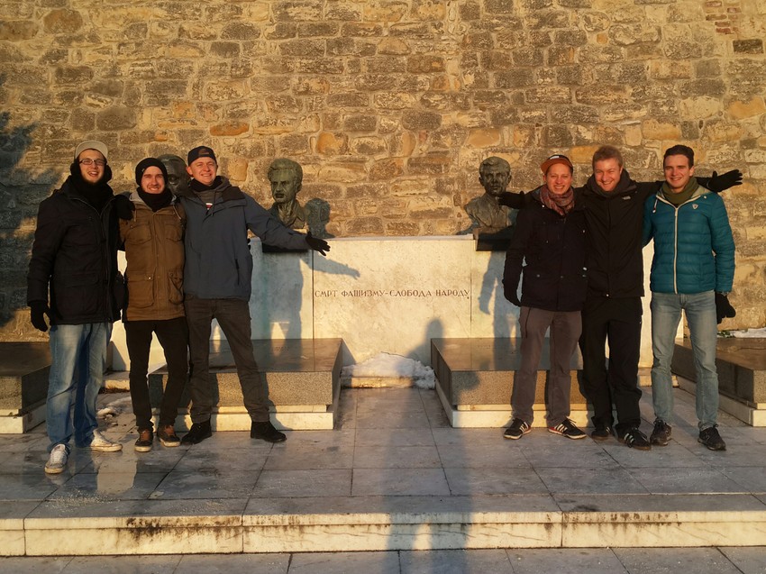 Nemci i Italijan su pristali da se fotografišu kod Grobnice narodnih heroja