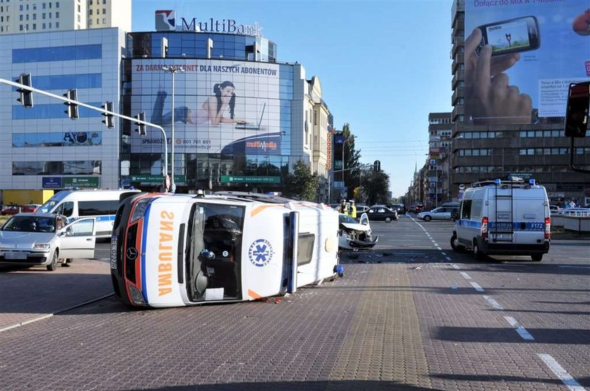 Śmierć w karetce. W Łodzi auto z pogotowia miało czołówkę