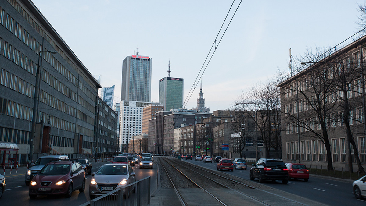 W Warszawie już można poczuć atmosferę świąt. Zwłaszcza w komunikacji miejskiej, w której jest zwiększony ruch. W związku z tym, częściej kursują niektóre autobusy i tramwaje. Inne zostały zawieszone – w związku z przerwą świąteczną w szkołach. Sprawdź, jakie zmiany czekają nas w najbliższych dniach.