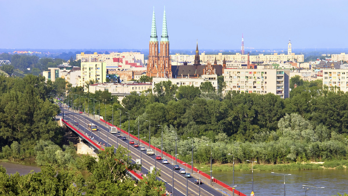 Przeciętny warszawski kierowca, który pokonuje dziennie dwie trasy traci w korku rocznie około 88 godzin i równowartość prawie 3 tys. zł - wynika z raportu przygotowanego przez naukowców z Politechniki Poznańskiej we współpracy z dostawcą nawigacji mobilnej NaviExpert.