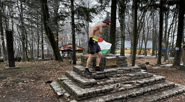 Annyira nincs hideg a Mátrában, mint a chilei vulkám tetején lesz, de edzőtábornak megteszi, itt tréningezik a hegyik terepre felső ruházat nélkül Szilágyi Zoltán, a jégember / Fotó: Blikk